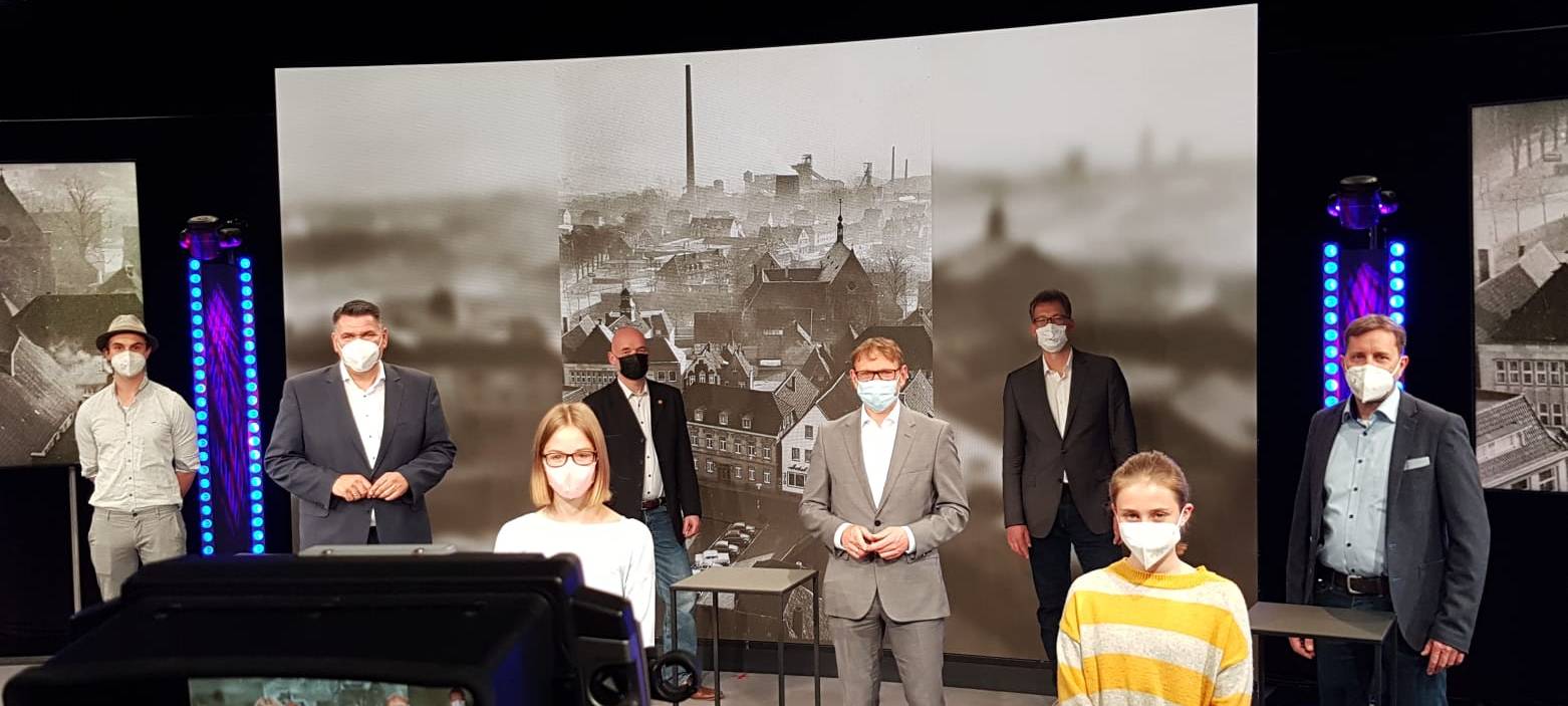 Die Pläne für die Surfworld Werne wurden per Livestream vorgestellt. Mit dabei: Bürgermeister Lothar Christ (4.v.r.) und Landrat Mario Löhr (2. v.l.).