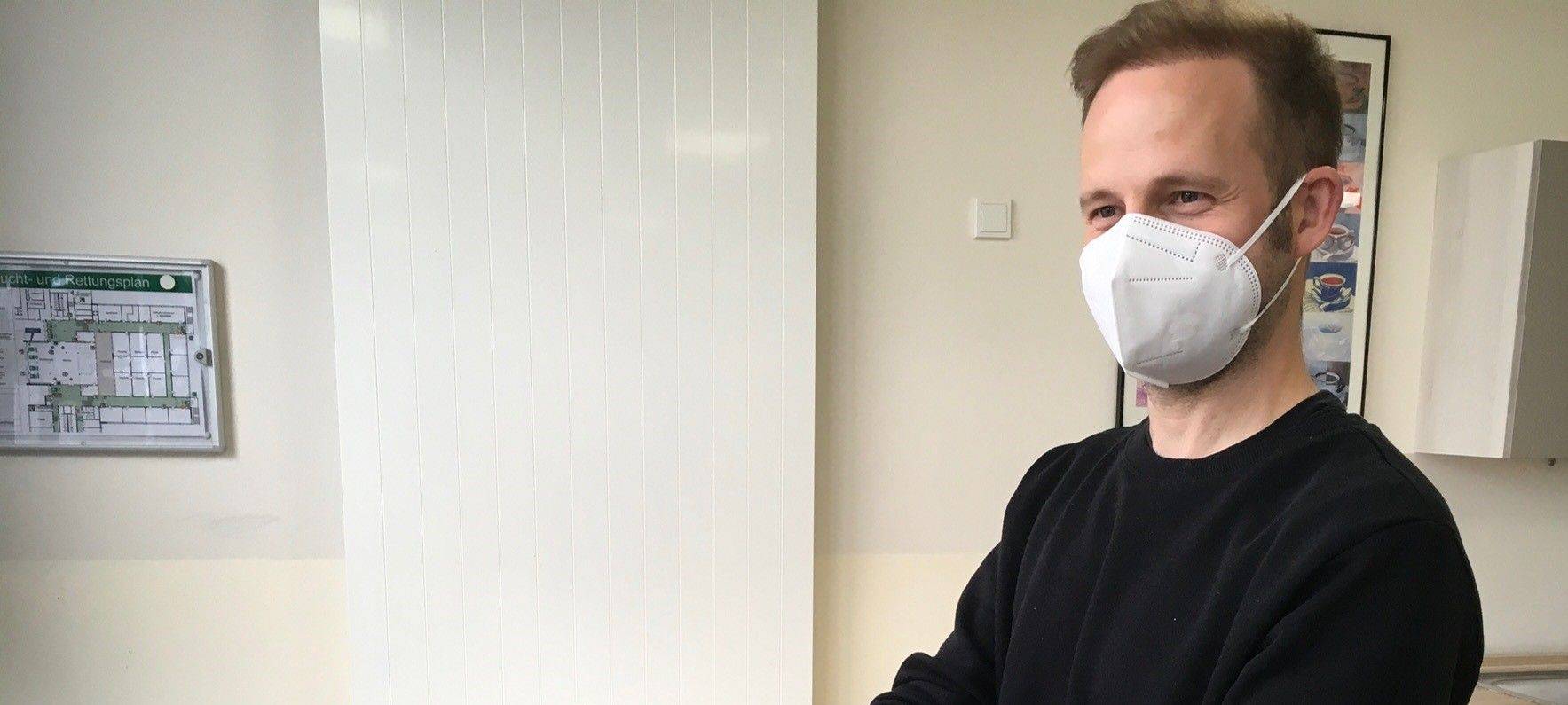 Andreas von Maier, stellvertretender Leiter der Gesamtschule Gänsewinkel überreicht das erste iPad. 147 weitere werden folgen.