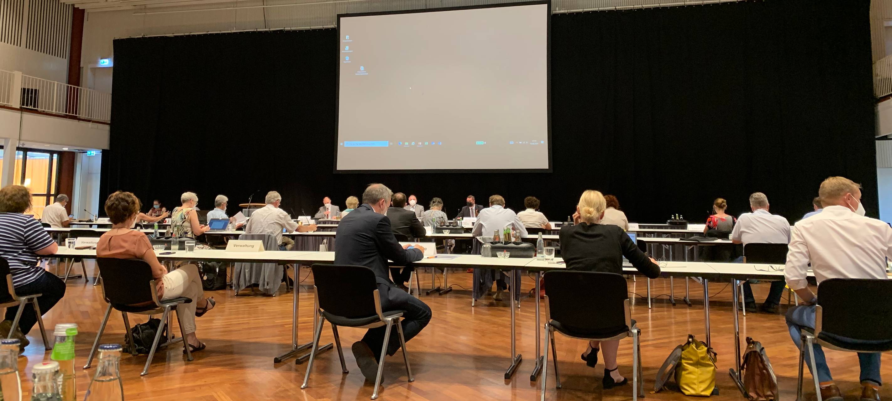 Sanierung der Eishalle in Unna vom Tisch