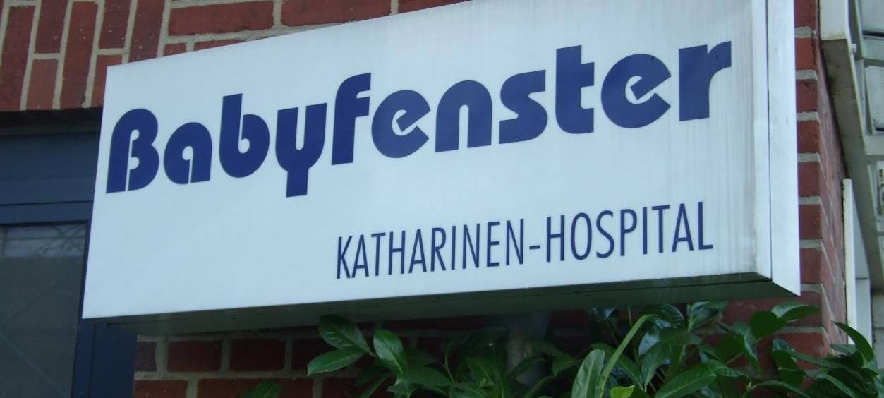 Kleines Mädchen im Babyfenster abgegeben