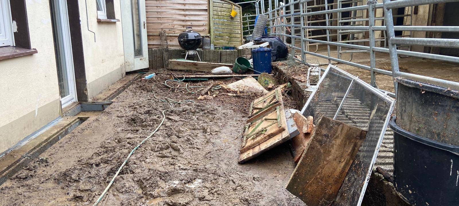 Der Starkregen in Fröndenberg hat großen Schaden hinterlassen. Die Aufräumarbeiten sind längst noch nicht beendet.