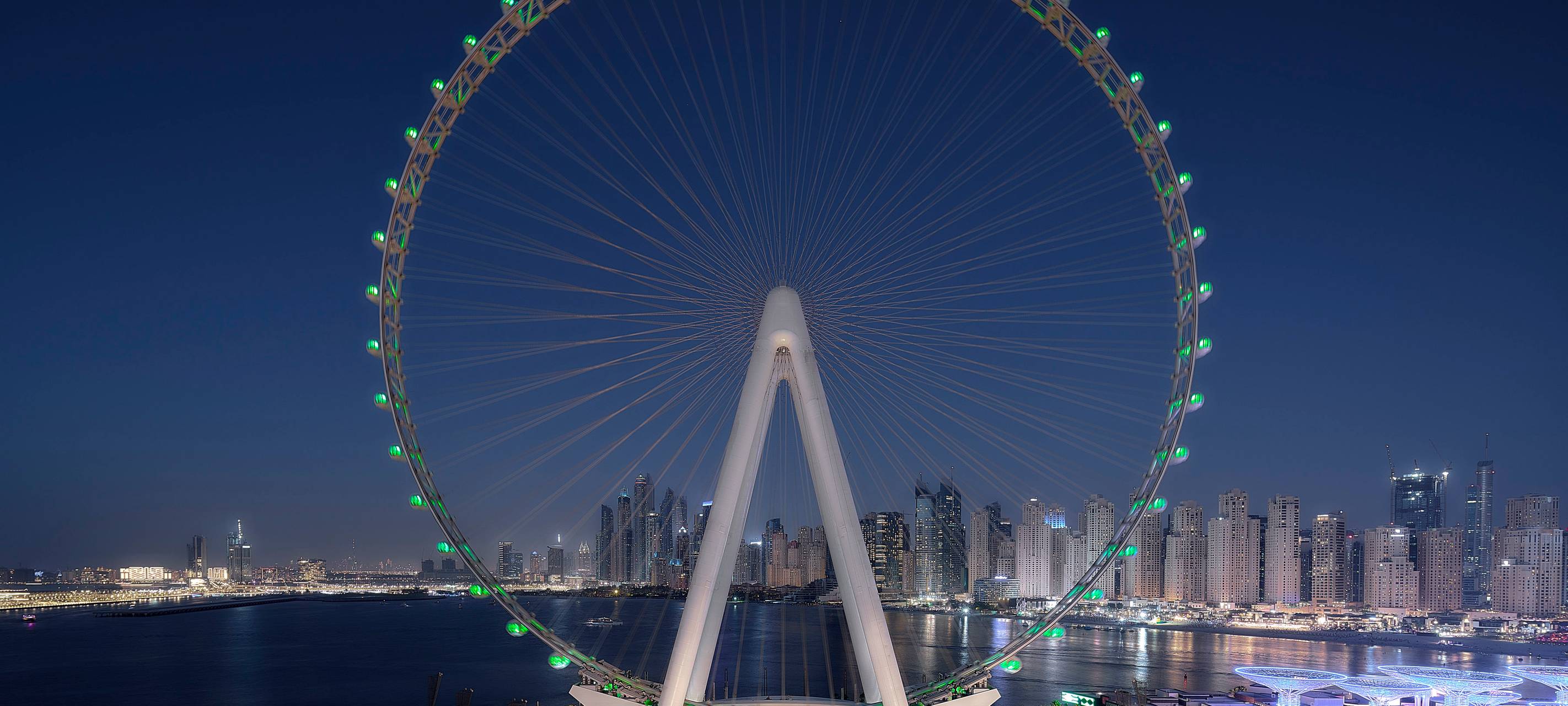 Das Riesen-Riesenrad in Dubai: Die etwa 65.000 LEDs werden von VAHLE-Systemen mit Energie versorgt.