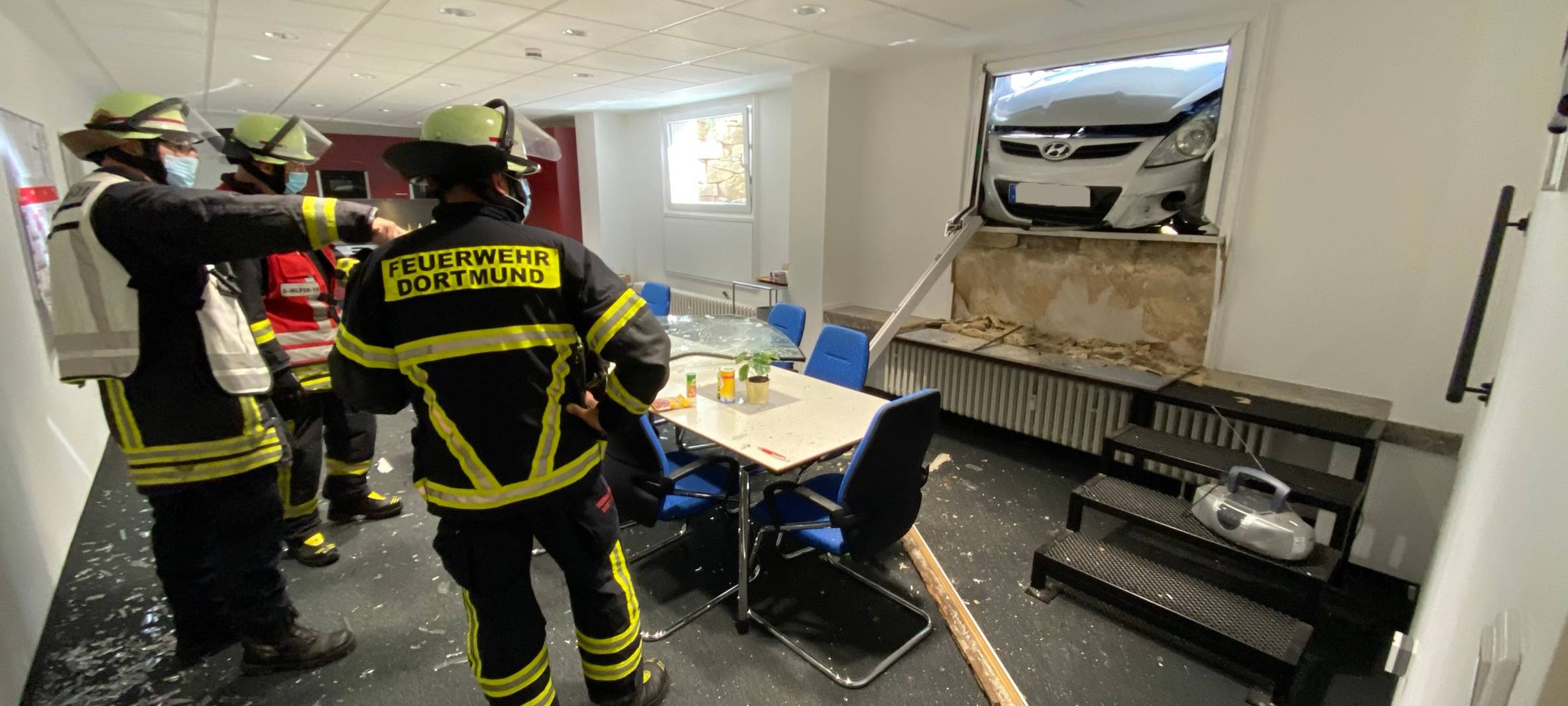 Dortmund: Auto stürzt Böschung herunter