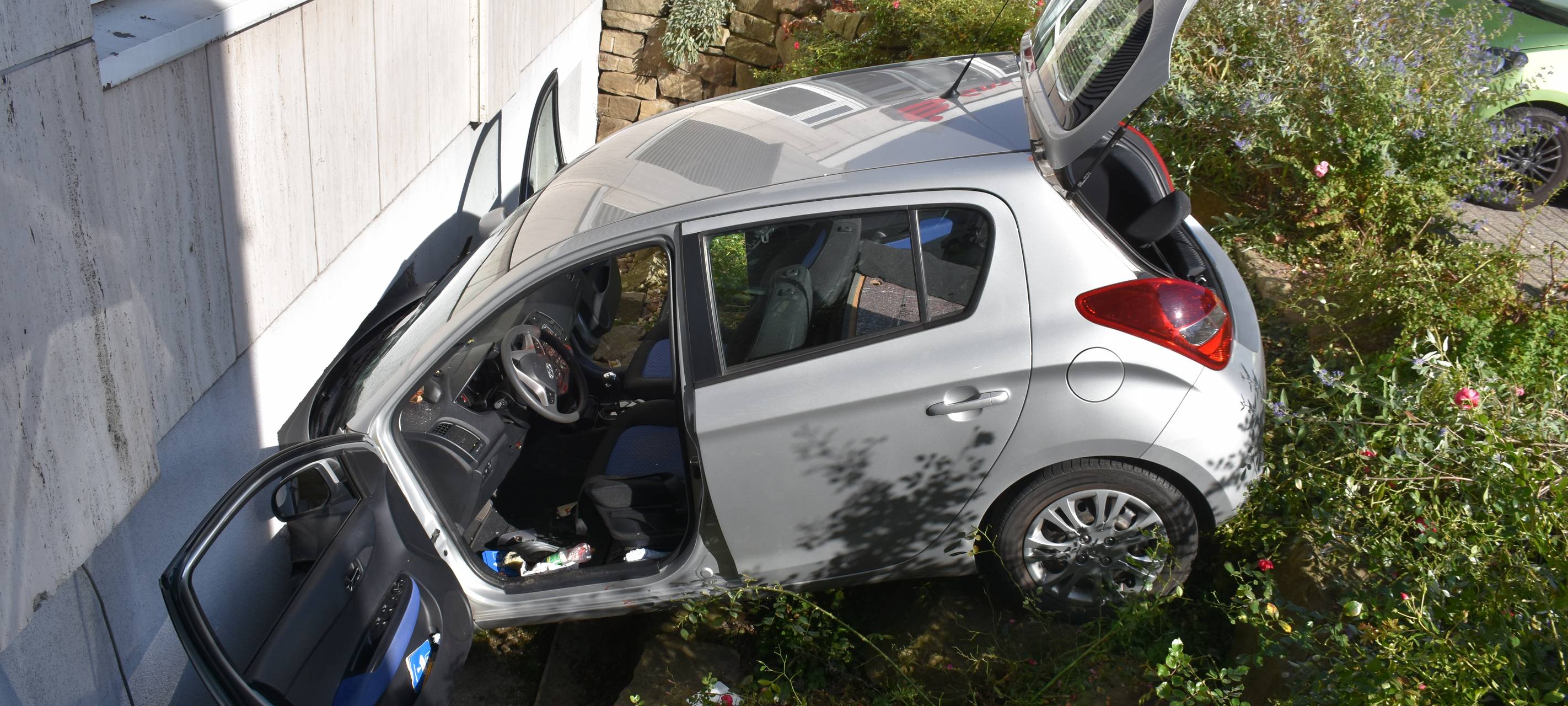 Dortmund: Auto stürzt Böschung herunter