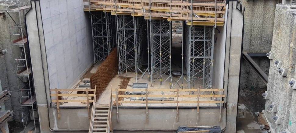 Helikopter arbeitet an Bahnbaustelle