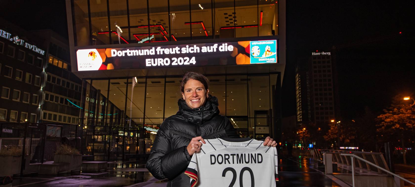 Annike Krahn vor dem Dortmunder Fußballmuseum.