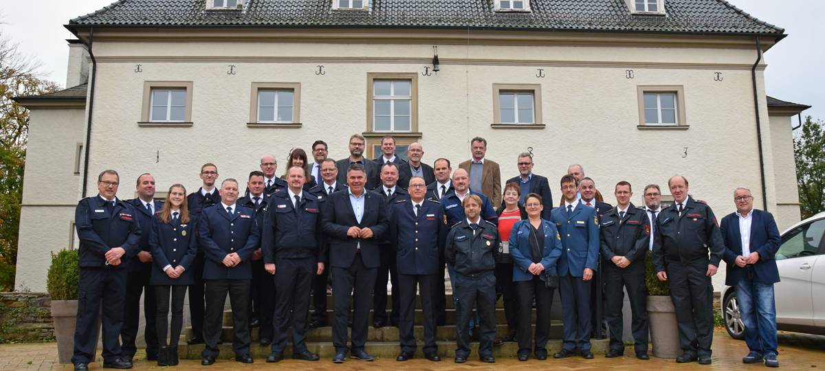 Landrat Mario Löhr und Kreisbrandmeister Thomas Heckmann (Mitte) bedankten sich bei den Einsatzkräften.