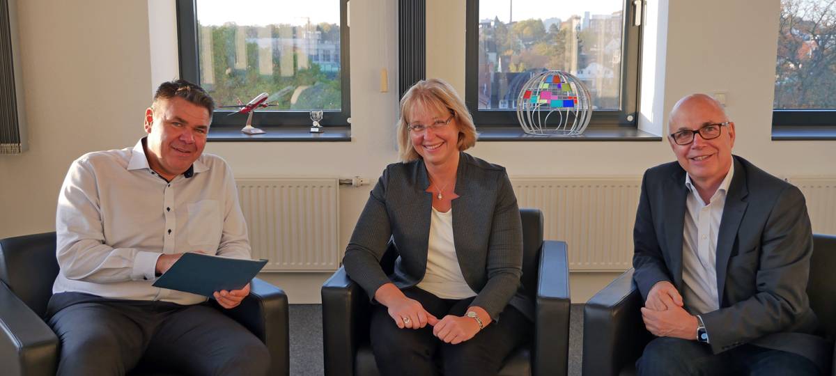 Landrat Mario Löhr (l.), UKBS-Geschäftsführer Matthias Fischer (r.) und Katja Sträde vom Bündnis für Familie im Kreis Unna.