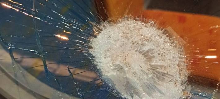 Zerstörte Scheibe in der S4.