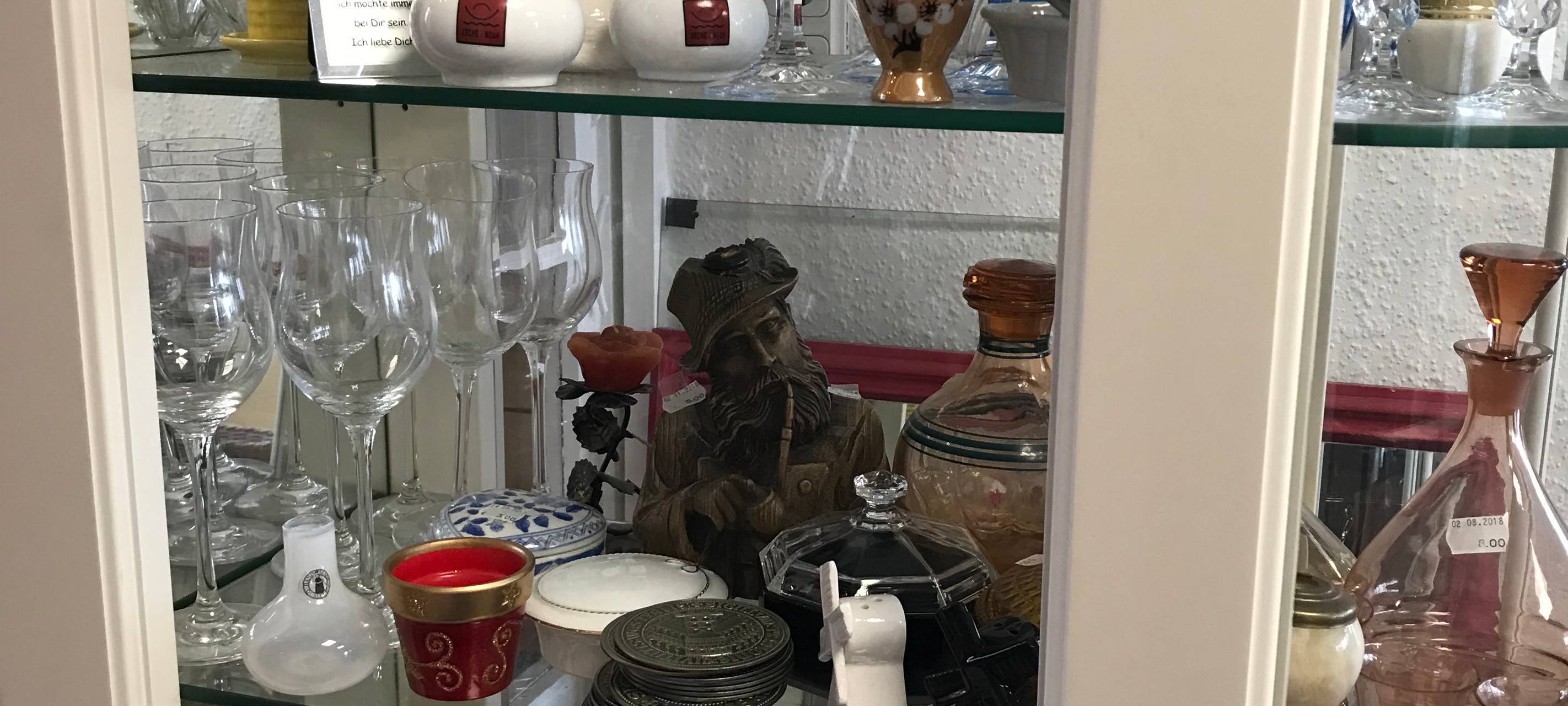 Vitrine mit Glas und Dekoration