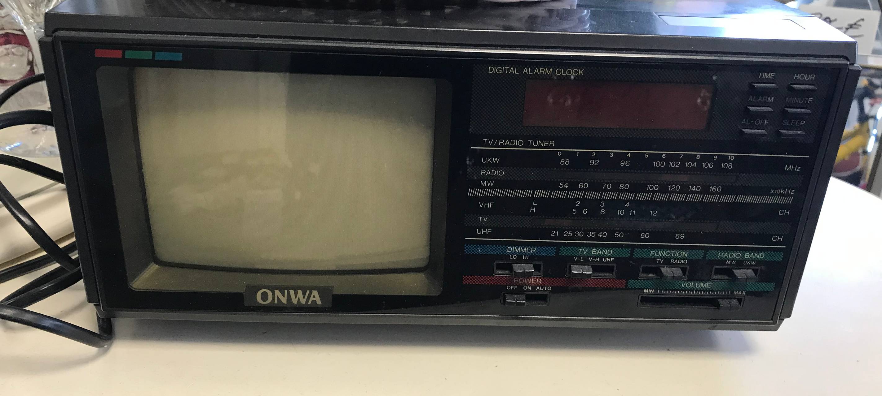 altes Radio mit Fernseher