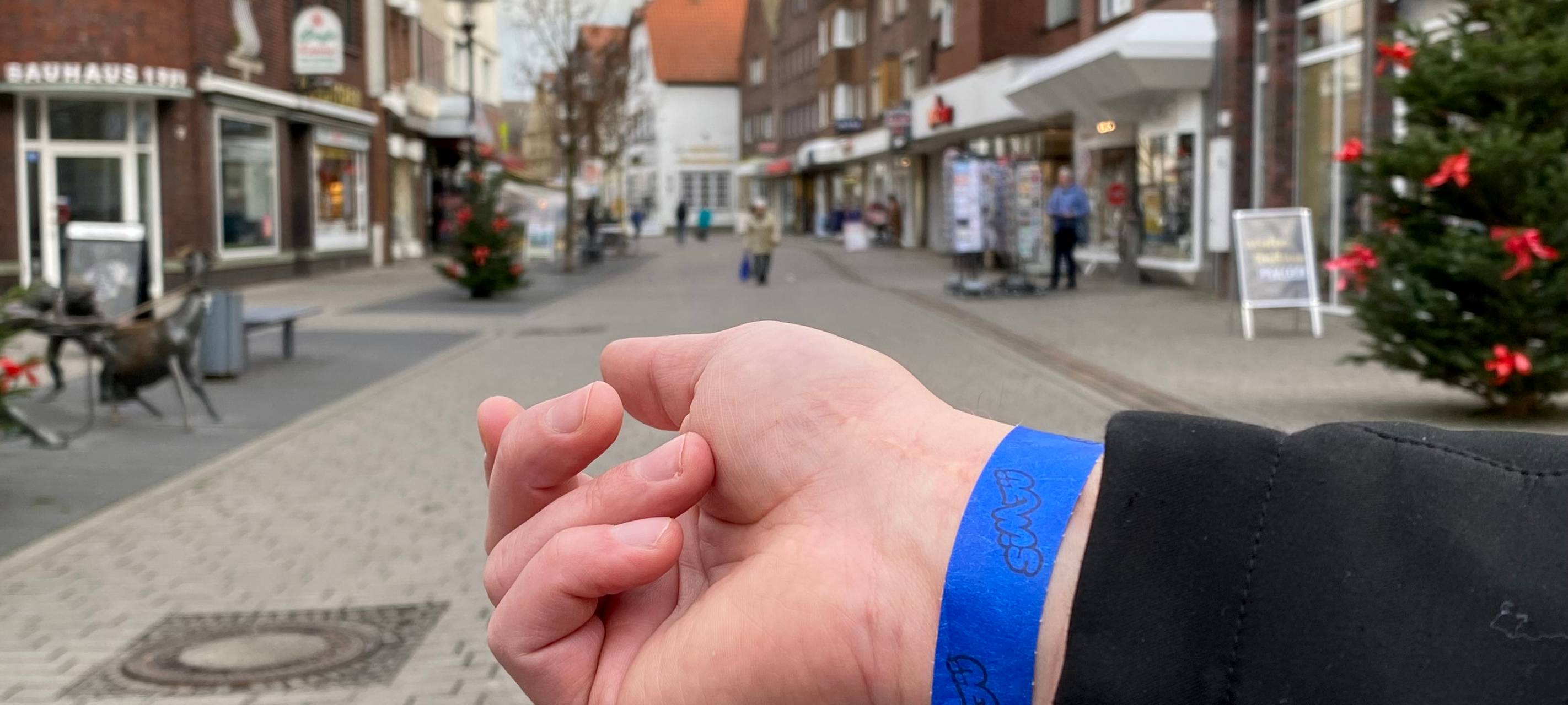 2G-Bändchen beim Einkaufen in Werne