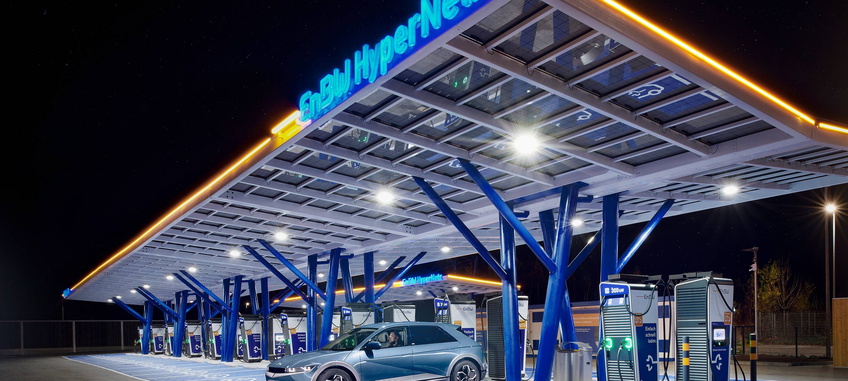 52 ultraschnelle HPC-Ladepunkte versorgen die Autofahrer*innen in 20 Minuten mit bis zu 400 Kilometern frischer Reichweite