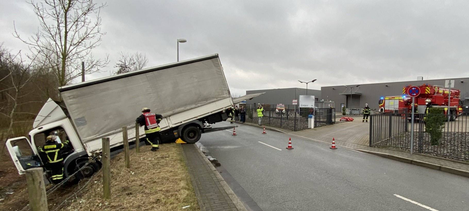 LKW rollt von Firmengelände