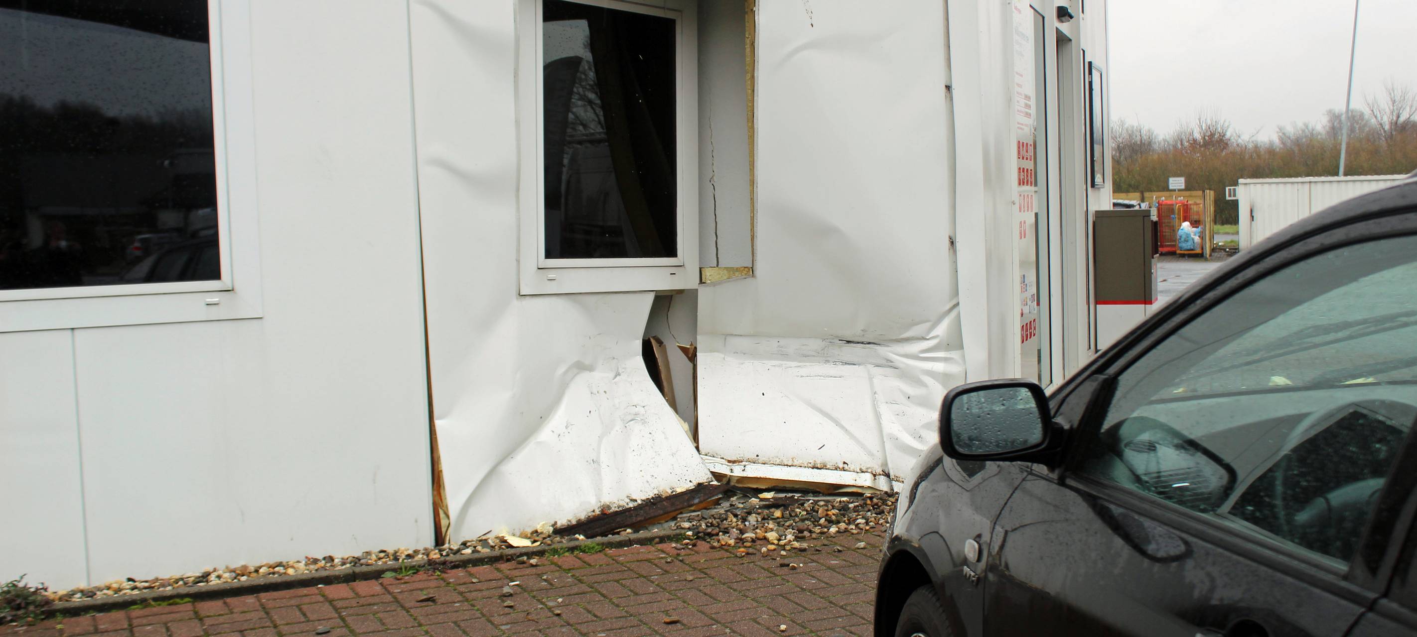 Werne: Autofahrerin kracht in Tankstellenwand