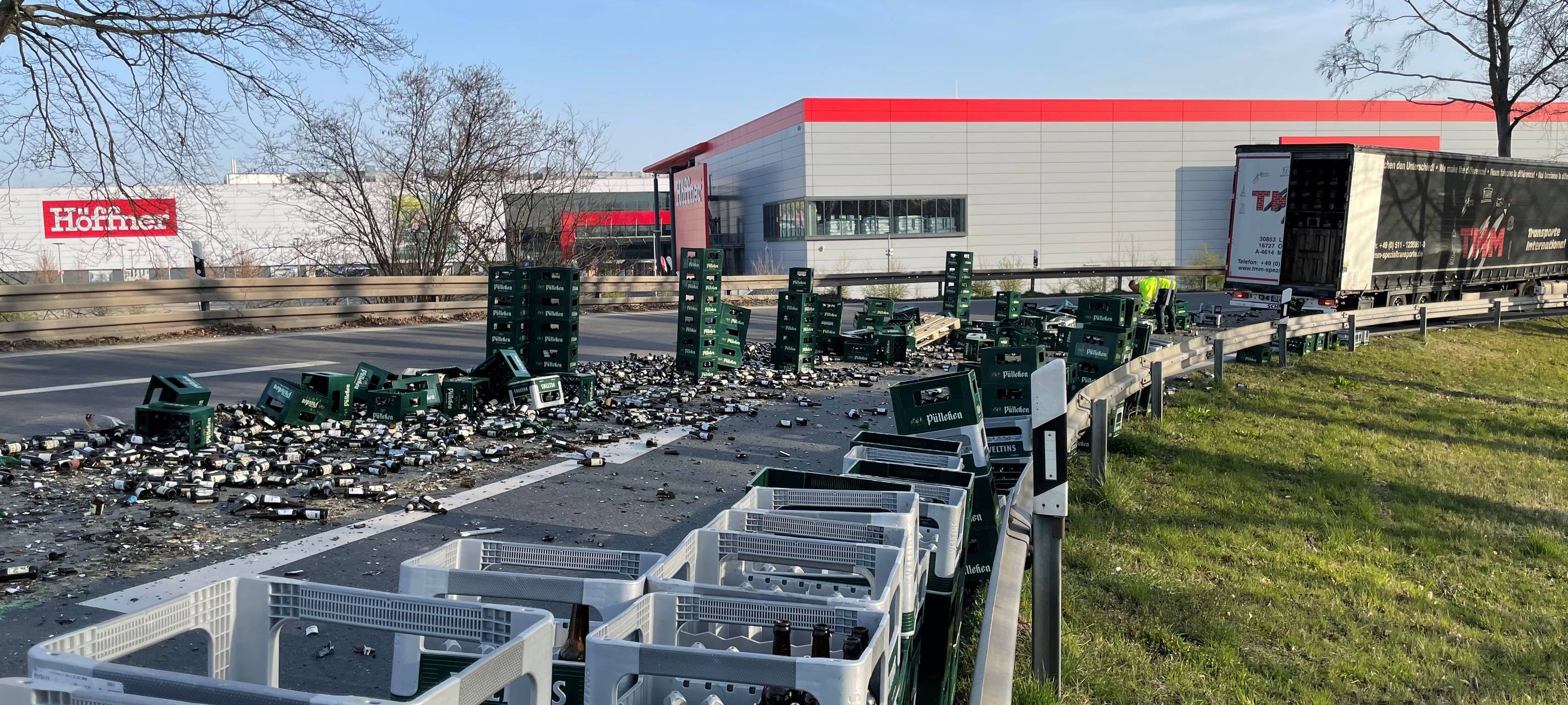 Bierkästen blockieren A2-Ausfahrt