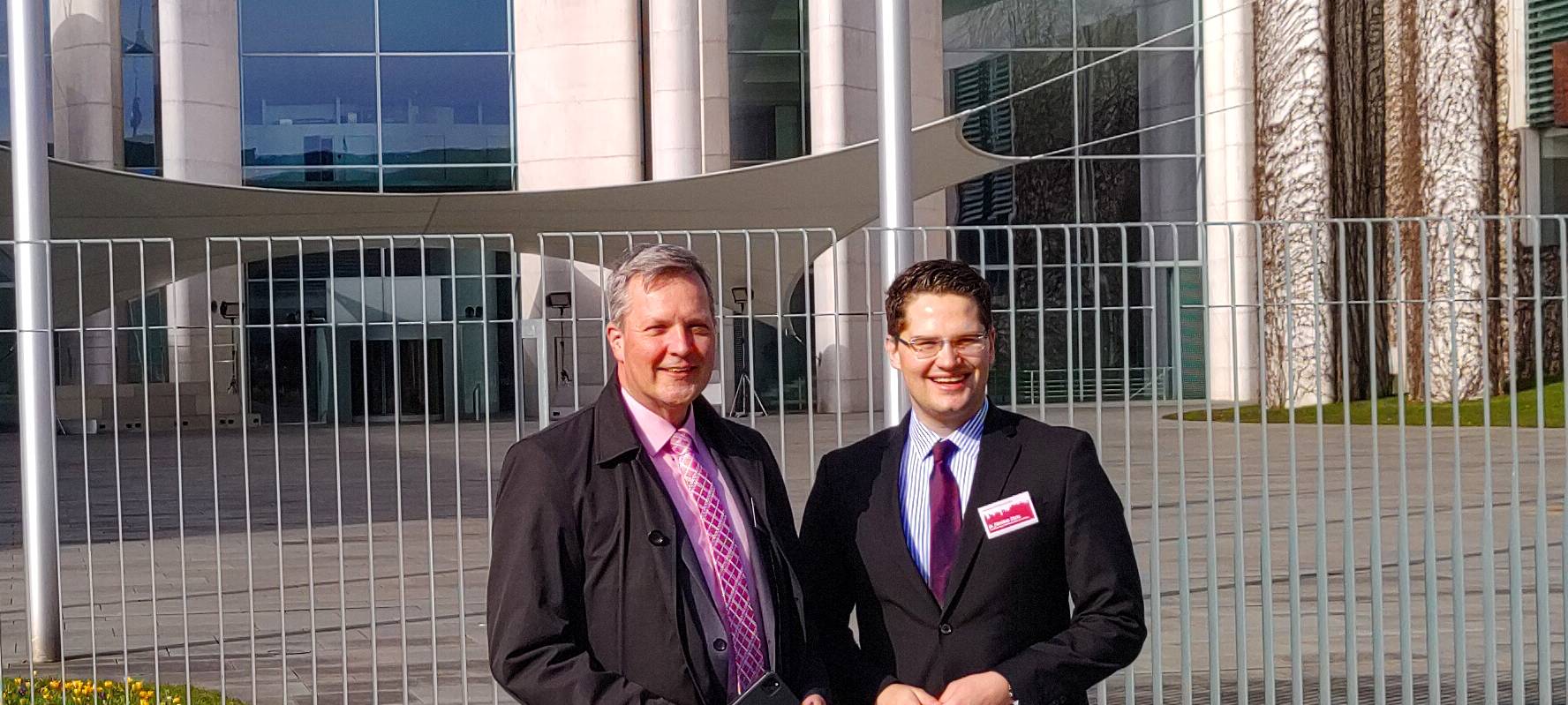 Lünens Bürgermeister Jürgen Kleine-Frauns (l.) war mit seinem persönlichen Referenten Dr. Christian Klicki (r.) im Bundeskanzleramt in Berl