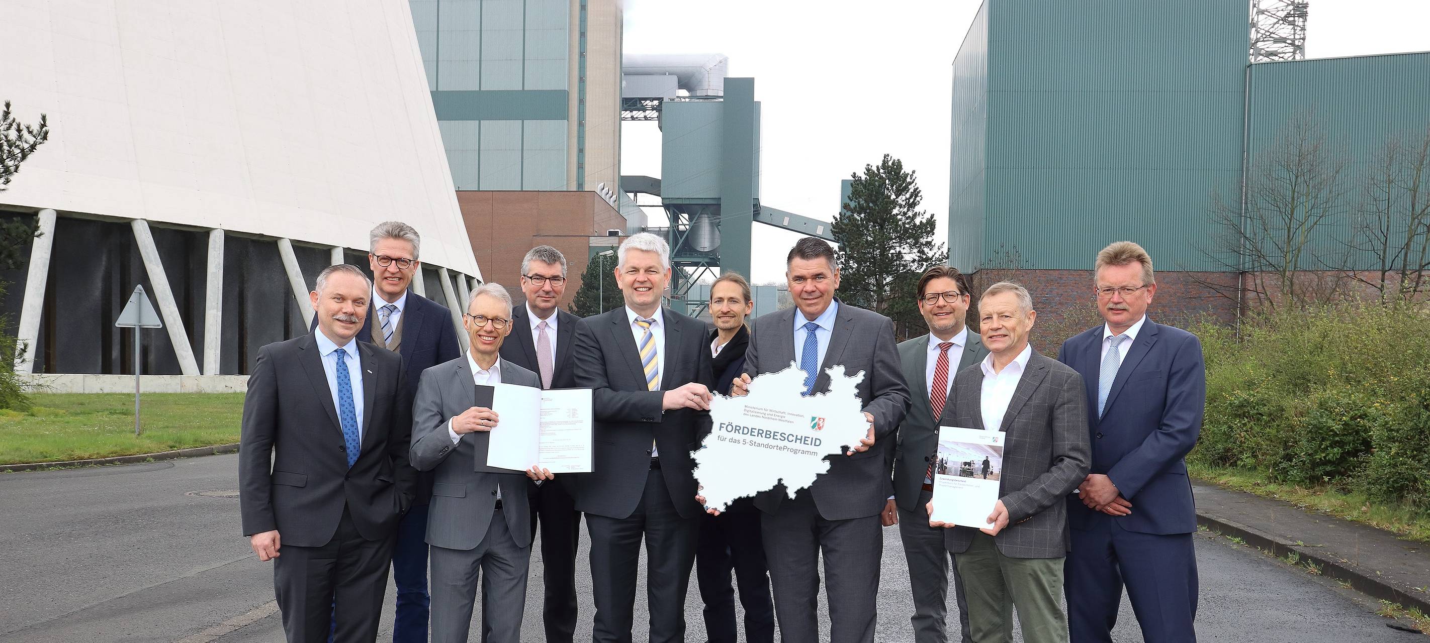 Staatssekretär Christoph Dammermann (Mitte) überreichte den symbolischen Förderbescheid an Landrat und WFG-Aufsichtsratsvorsitzenden Mario Löhr (rechts).
