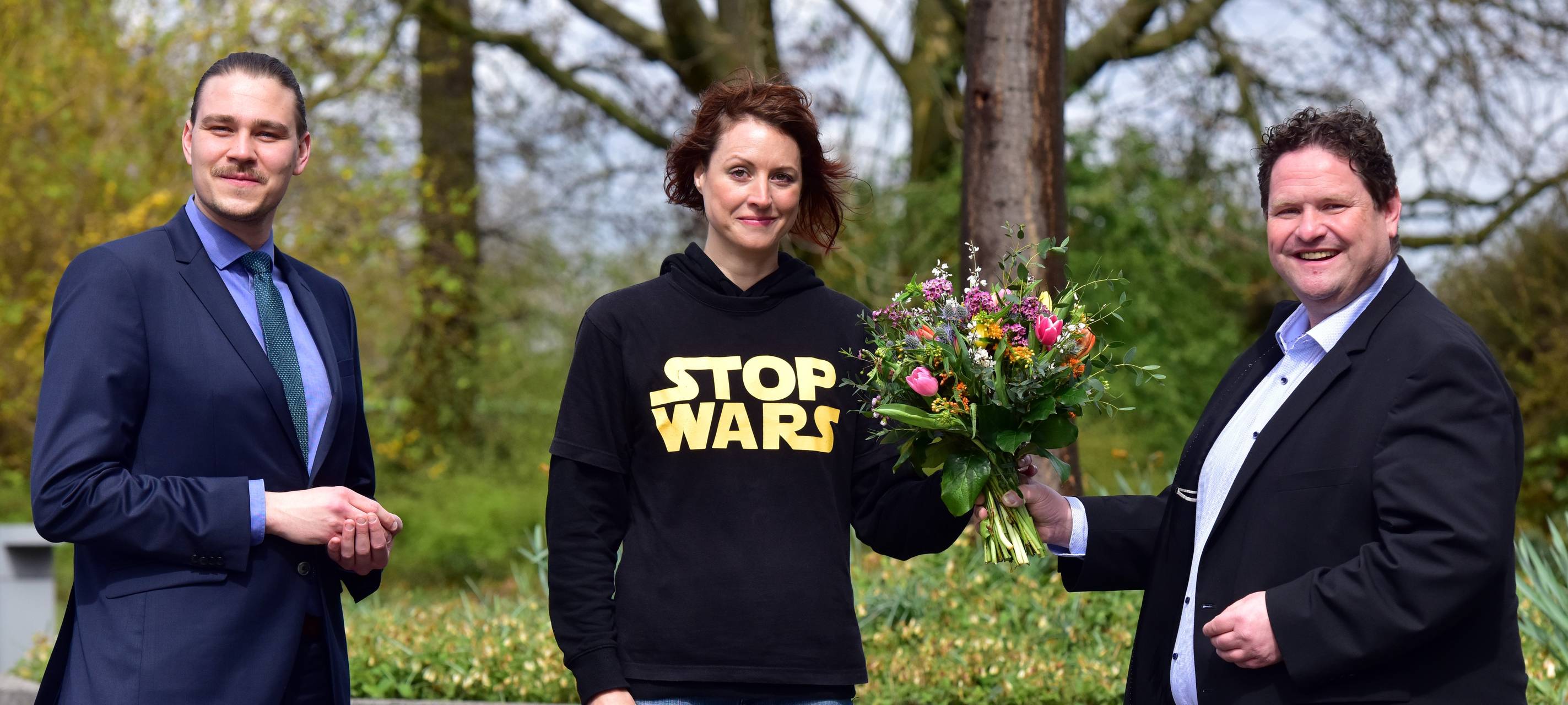 Harald Kraus (r.), Arbeitsdirektor bei DSW21, und Julian Becker von der städtischen Koordinierungsstelle für Vielfalt, Toleranz und Demokratie bedankten sich bei Annika Schwarz.