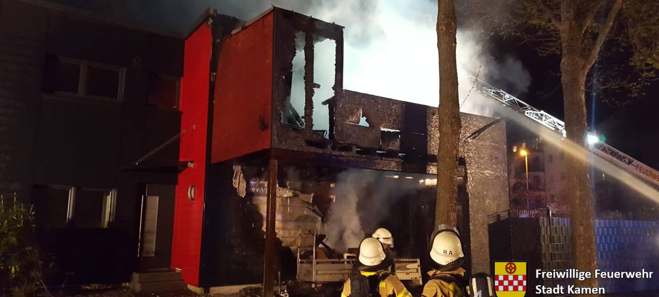 An der Straße "In der Aue" in der Nähe des Kamener Bahnhofs hat es am späten Abend gebrannt.