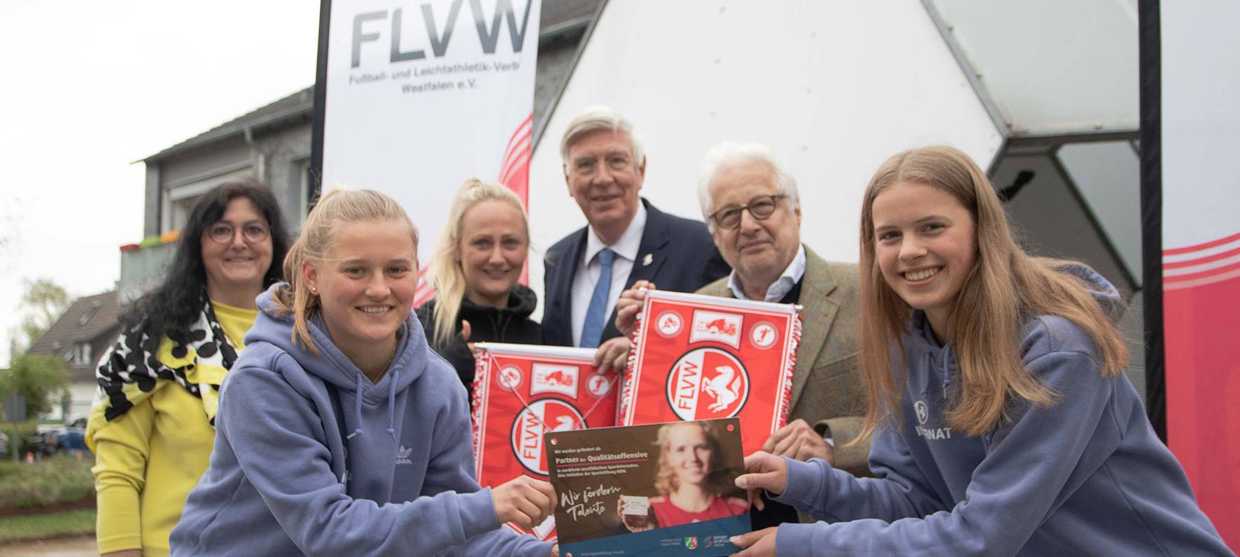 Vorne Internatsbewohnerinnen Josefine Neß (r.), Miriam Hils. Hinten: Bürgermeisterin Elke Kappen, Lea Notthoff (Internatsleiterin), Dr. Ingo Wolf (Vorstandsvorsitzender Sportstiftung NRW), Gundolf Walaschewski (FLVW-Präsident).