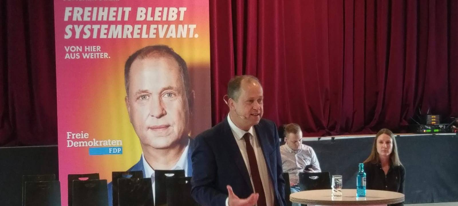 Joachim Stamp beim Wahlkampfauftritt für die FDP in Schwerte.