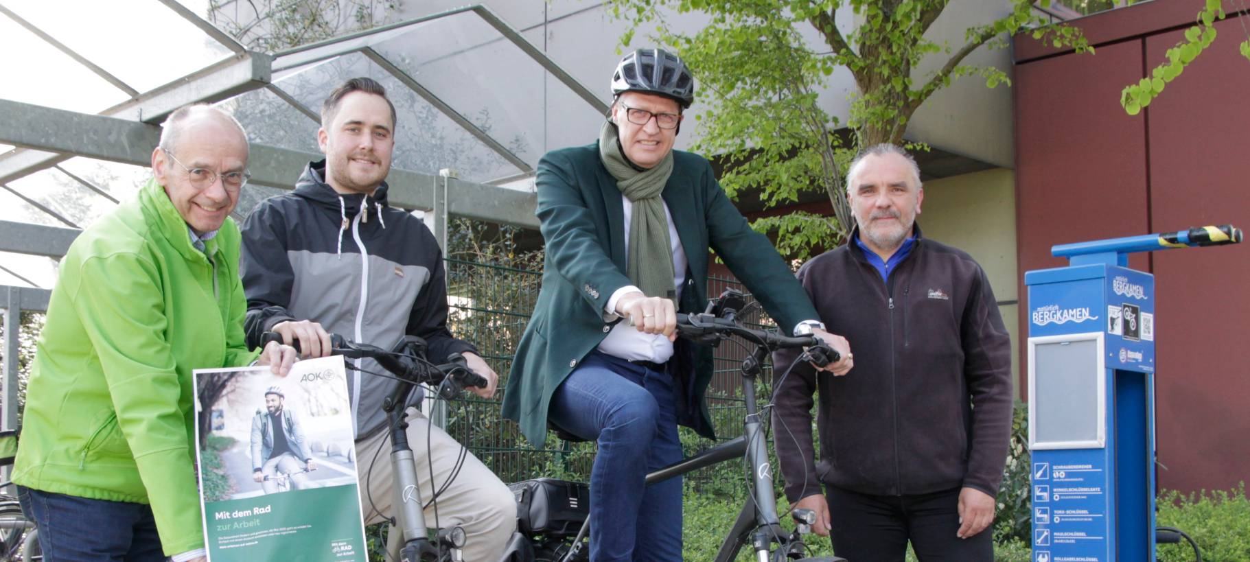 Mit einem gemeinsamen Fahrradklingeln haben die Organisatoren den Start zu ‚Mit dem Rad zur Arbeit‘ nun bei der Stadtverwaltung in Bergkamen eingeläutet (von links: Hermann Lemke-Bochem (AOK-Teamleiter Prävention), Norman Raupach (Radverkehrsbeauftragter der Stadt Bergkamen), Bernd Schäfer (Bürgermeister der Stadt Bergkamen) und Dr. Andreas Abels (ADFC-Kreisverbandsvorsitzender)).