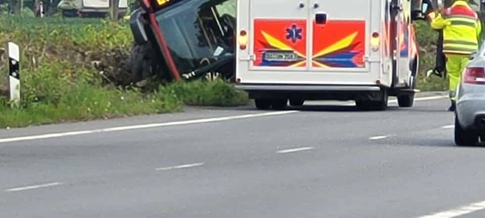 Fröndenberg: Bus liegt im Graben