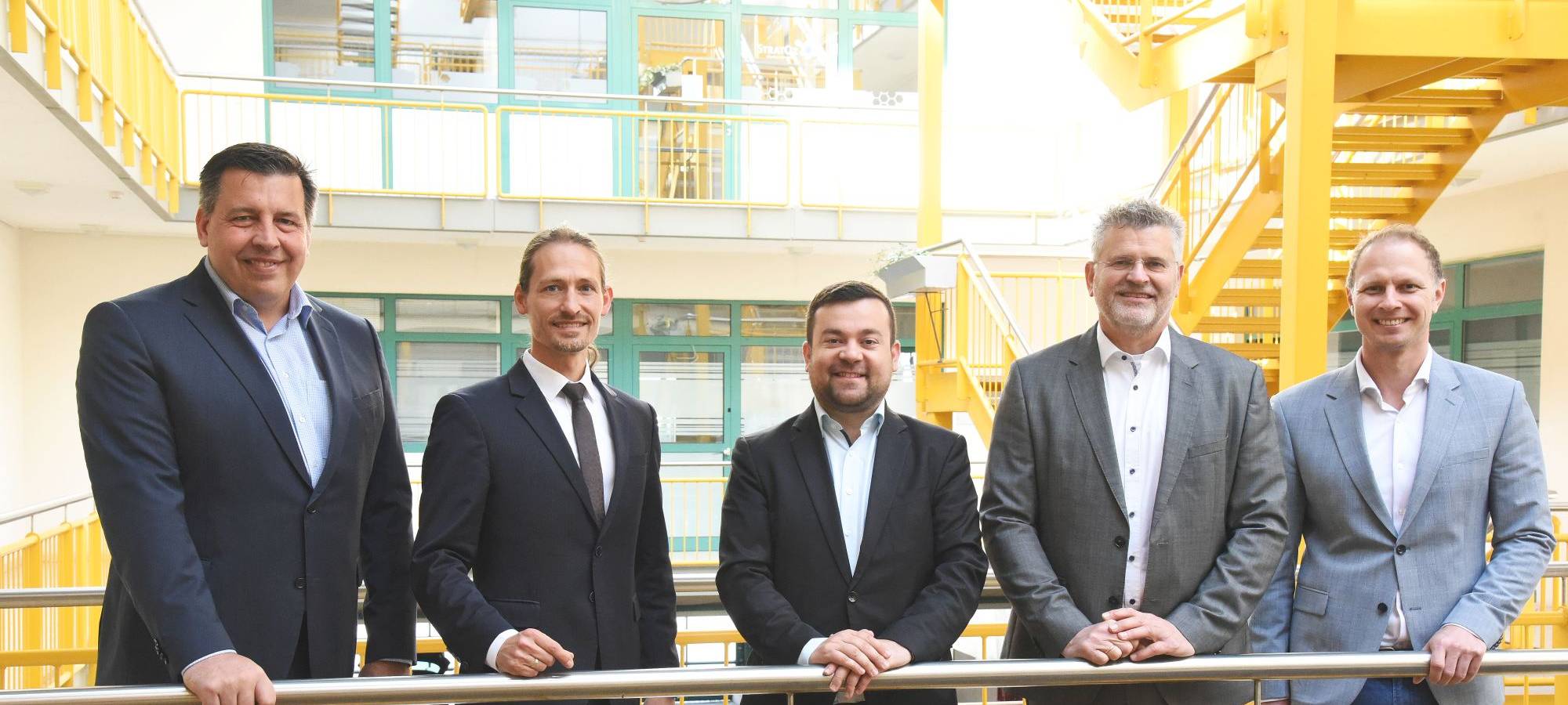 Das Bild zeigt von links Christoph Gutzeit (TWS), Sascha Dorday (WFG), Bürgermeister Dimitrios Axourgos, Stefan Schmidt (Geschäftsführer des Kunststoff-Institutes Lüdenscheid) und Jens Ewald (TWS).