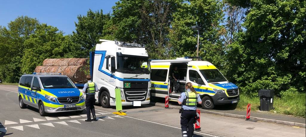 A2/A45: Polizei kontrolliert LKW-Verkehr
