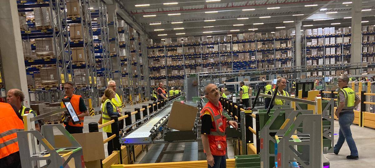 Ein Blick ins DHL/Ikea-Logistikzentrum in Bergkamen an der A2.