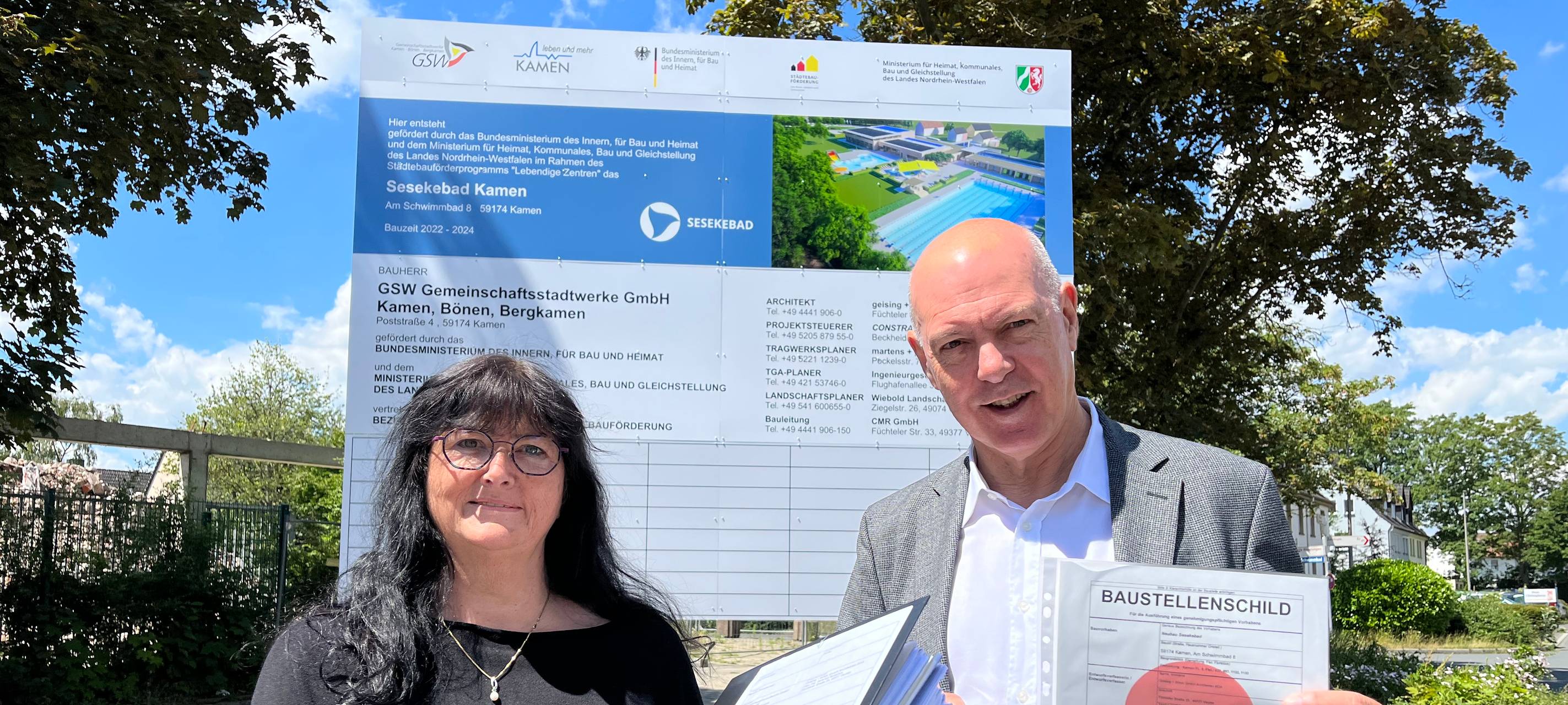 Kamens Bürgermeisterin Elke Kappen übergab die Baugenehmigung fürs neue Bad an GSW-Chef Jochen Baudrexl.