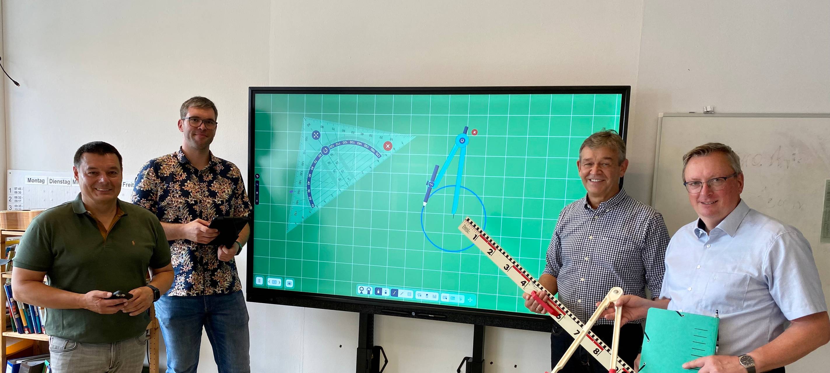 Rund 300 neue Displays in Kamener Schulen