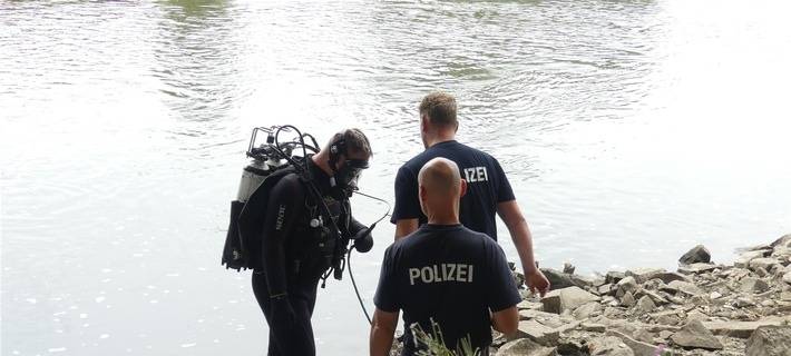 Polizeitaucher bargen weitere Knochen aus der Ruhr in Schwerte.