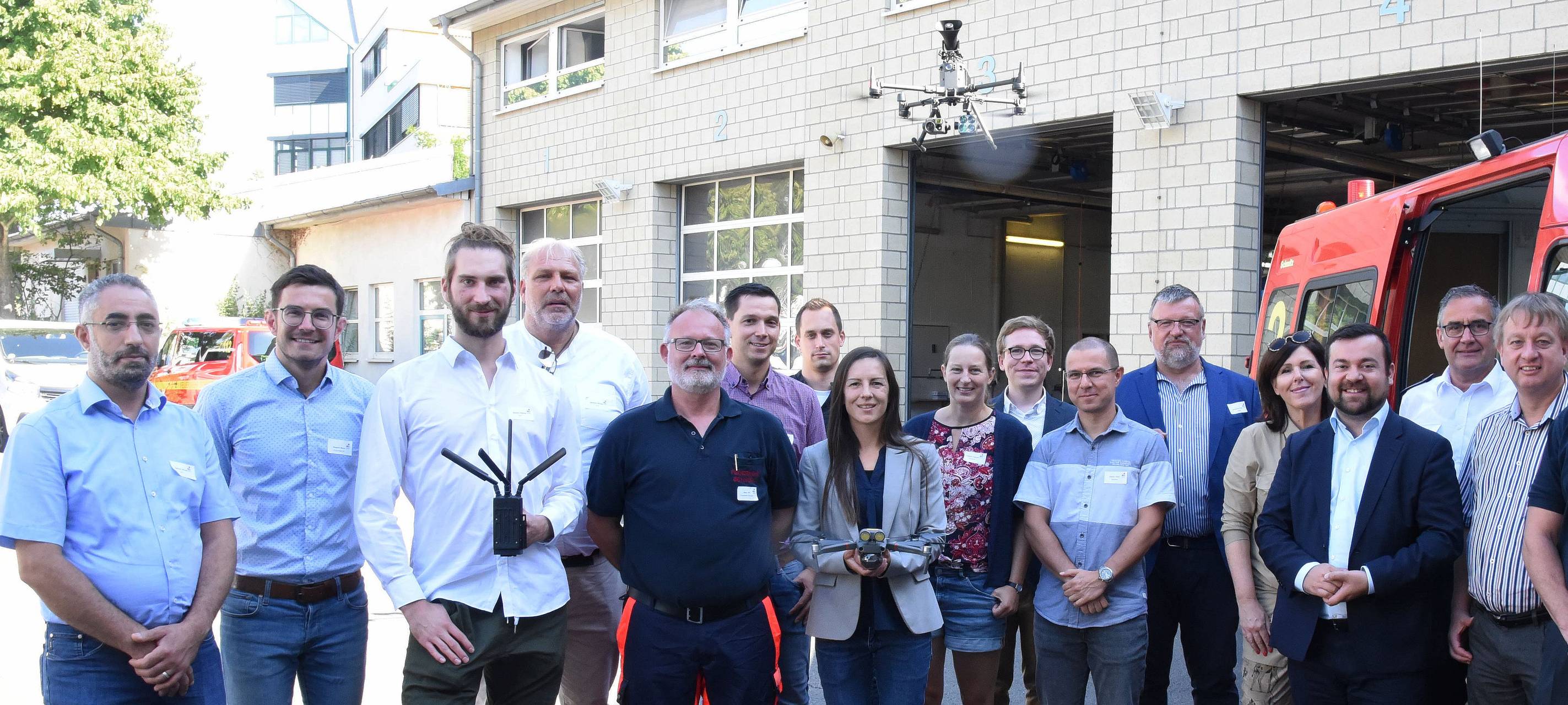 Die Teilnehmerinnen und Teilnehmer am Verbundtreffen mit Bürgermeister Dimitrios Axourgos. Über ihren Köpfen fliegt die Drohne als wichtiges Element des Projektes.