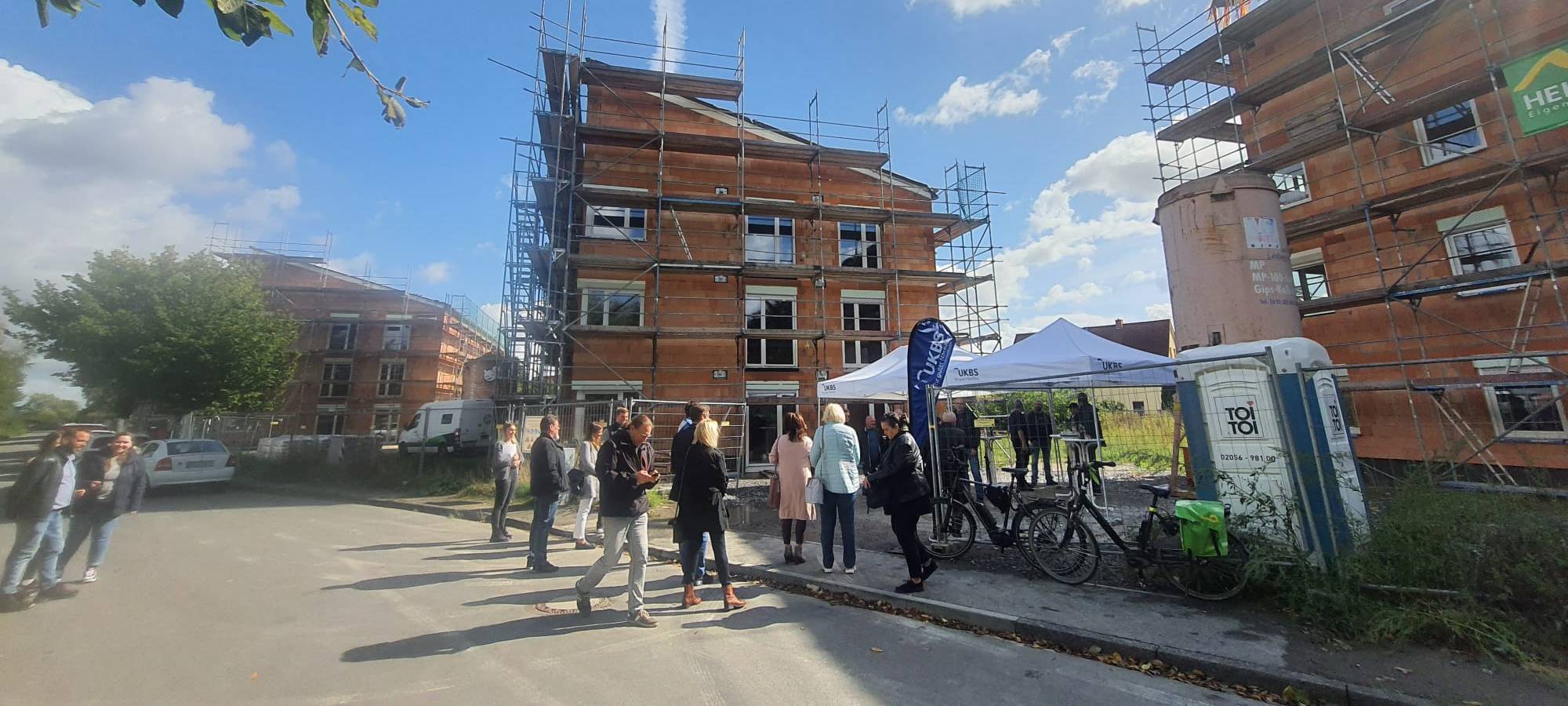 Unna: Richtfest für energieautarke Mehrfamilienhäuser