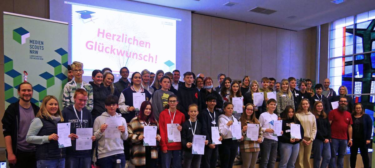 Landrat Mario Löhr hat den Medienscouts ihre Zertifikate übergeben.