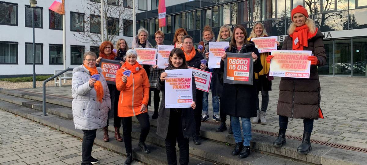 Die Gleichstellungsbeauftragten aus dem Kreis Unna präsentieren mit der Opferschutzbeauftragten der Polizei und Vertreterinnen des Frauenforums Kreis Unna die Neuauflage des Infoflyers im Scheckkartenformat.