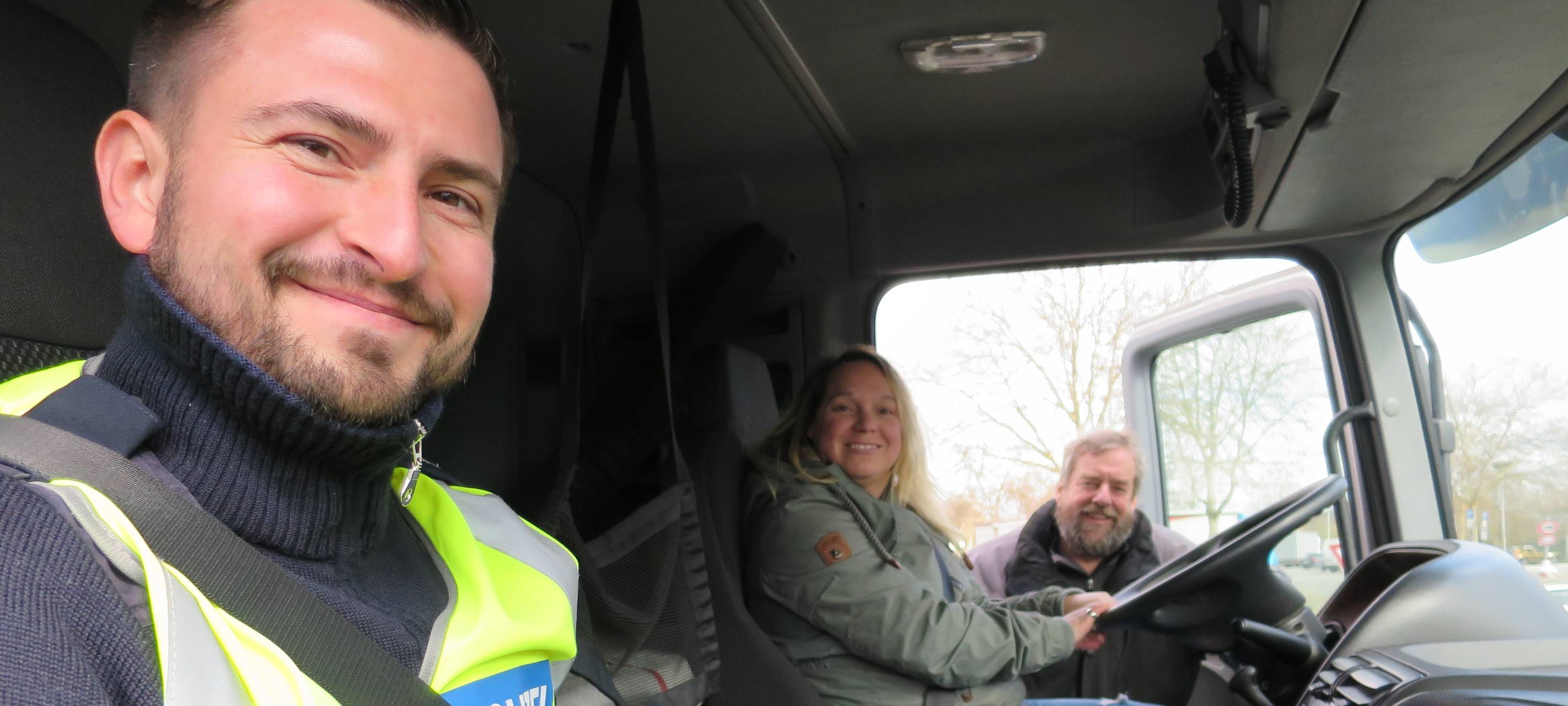 Jackie im Überschlagssimulator