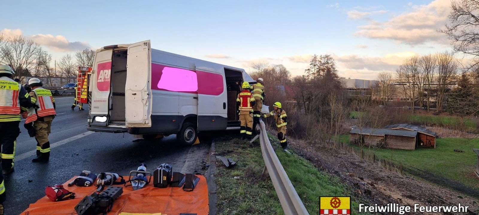 Auf der A1 bei Kamen stießen ein Kleintransporter und ein Laster zusammen.