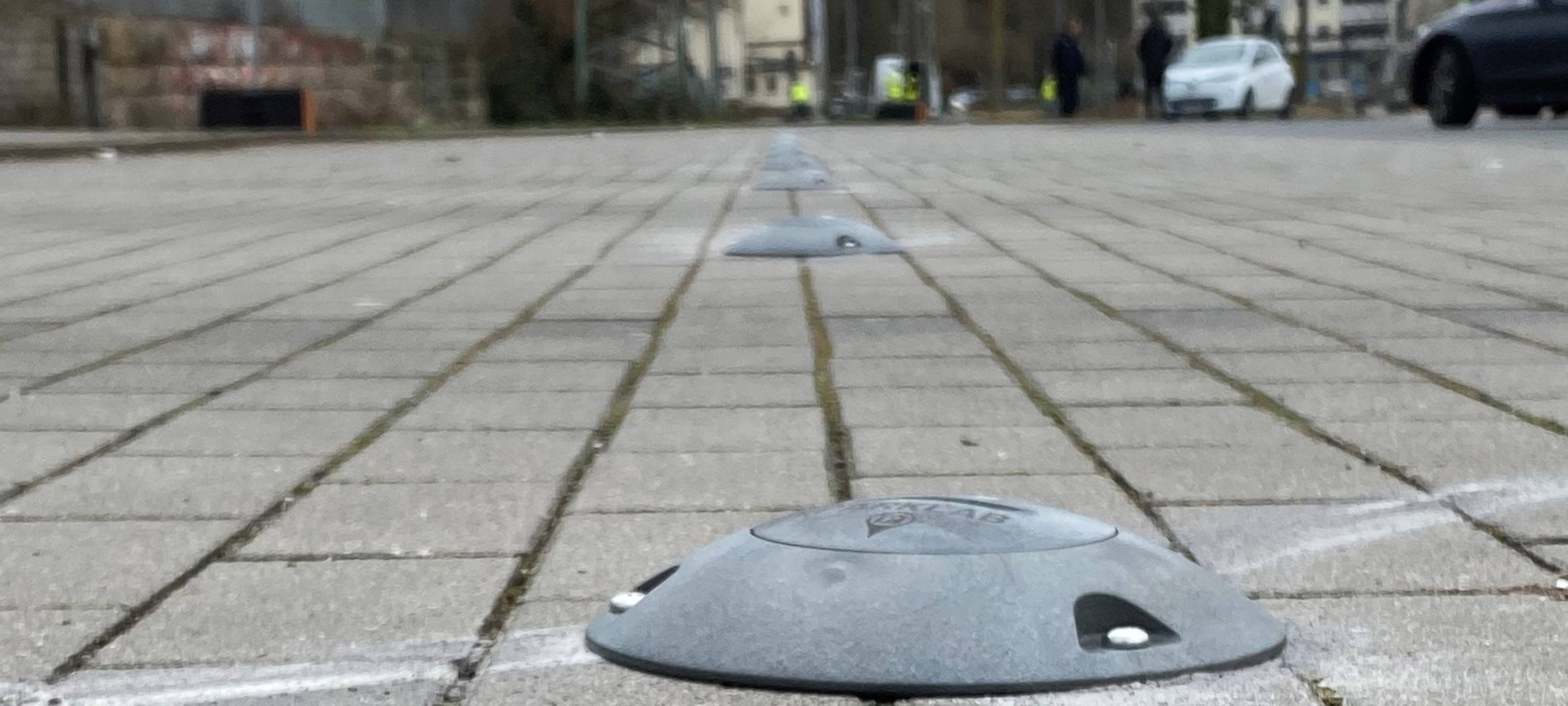 Die neuen Parksensoren sind in Schwerte auf dem Pflaster installiert.