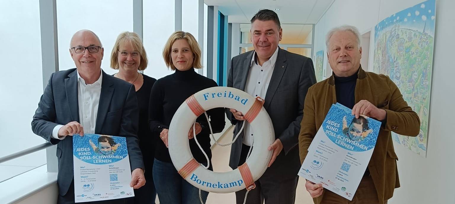 Die Organisatoren präsentieren ihr Projekt "Jedes Kind soll schwimmen lernen".