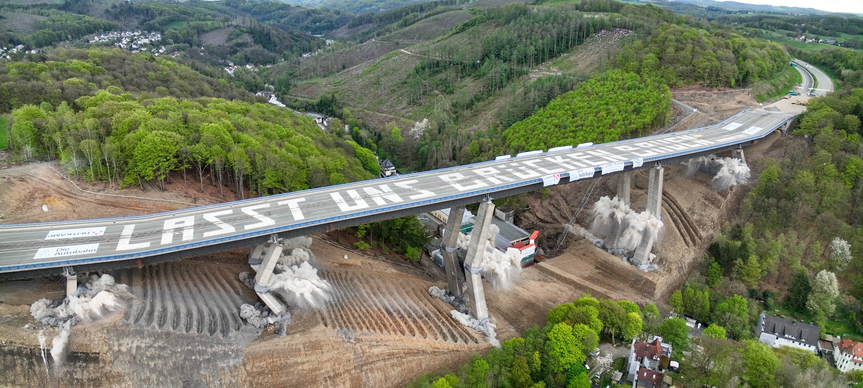 Der Moment der Sprengung: Die marode Rahmedetalbrücke an der A45 ist seit dem 7. Mai 2023 Vergangenheit.