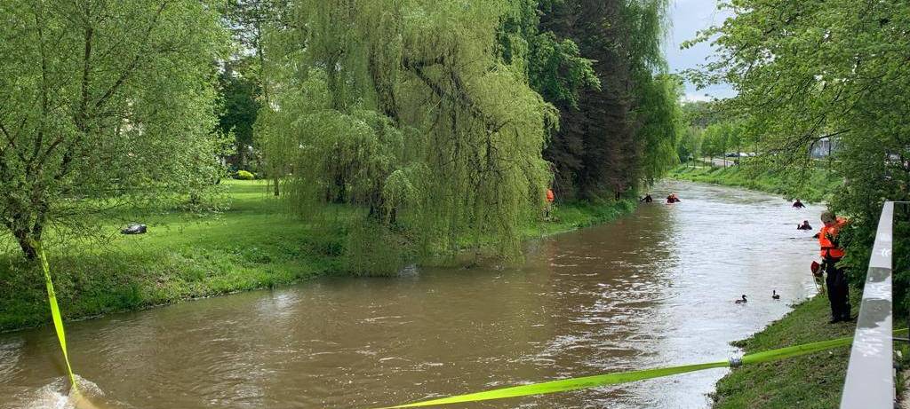 Strömungsretter suchen die Hönne ab