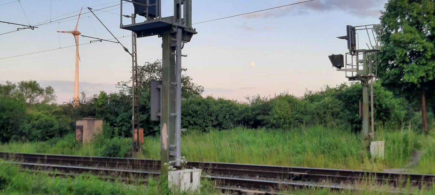 Ein so genanntes Vorsignal an der Güterbahnstrecke.