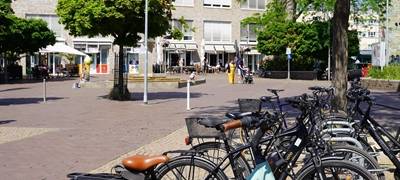 Zwei Poller stehen bereits. Die Fahrradständer werden ein Stück versetzt, um den Querungsverkehr von Fahrzeugen im Bereich des Katharinen- und Rathausplatzes zu unterbinden.