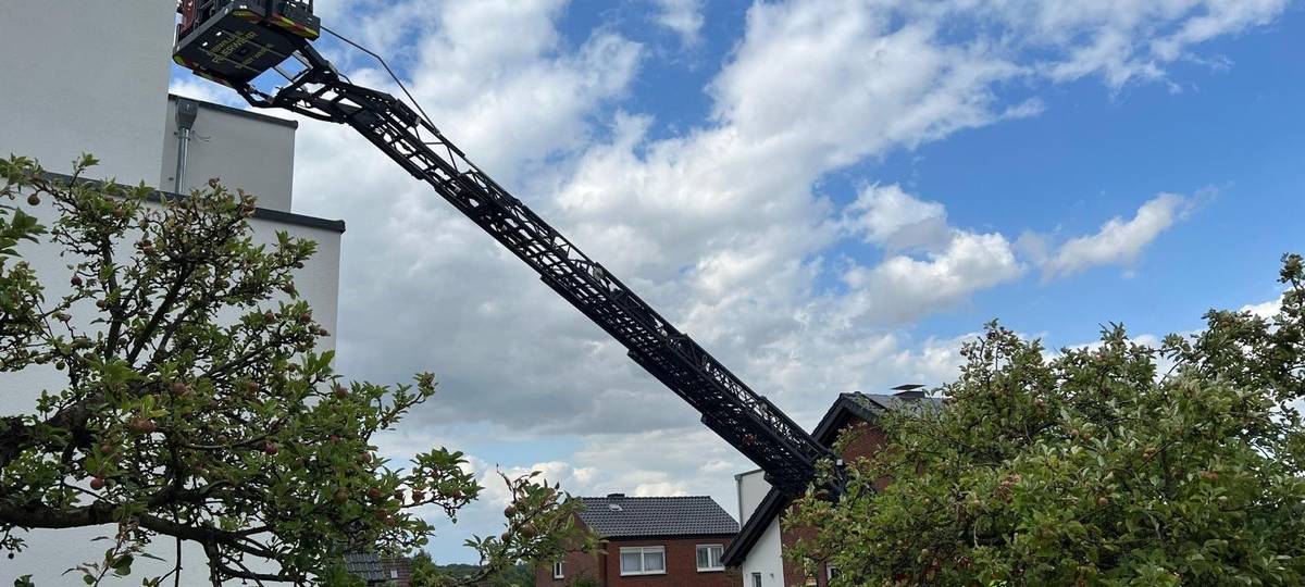 Am Nibelungenring in Werne sicherte die Feuerwehr eine Metallplatte auf einem Dach.