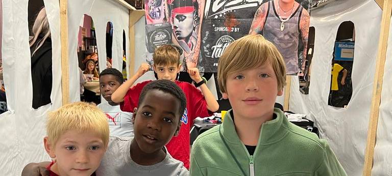 Mini-Kamen: 250 Kinder spielen eine Stadt nach