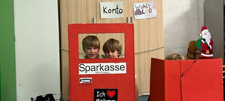 Mini-Kamen: 250 Kinder spielen eine Stadt nach