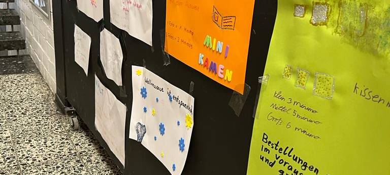 Mini-Kamen: 250 Kinder spielen eine Stadt nach